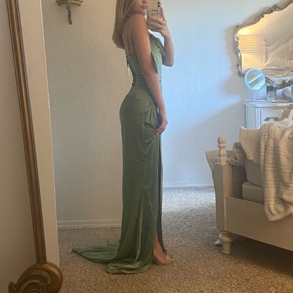 Moda Glam Penelope Dress in Sage Green for Bridesmaid/Prom/Homecoming — Size 2 - Picture 6 of 10